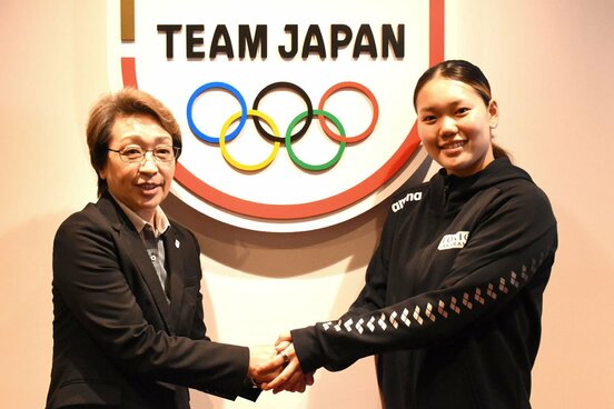 橋本聖子JOC会長(左)と平井瑞希