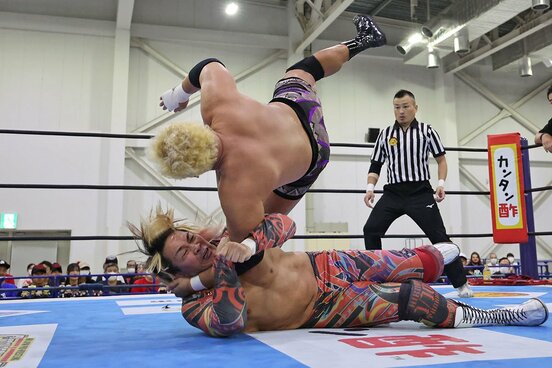 真壁(上)を投げる棚橋