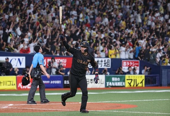 サヨナラ弾を確信しベンチにアピールする大山悠輔
