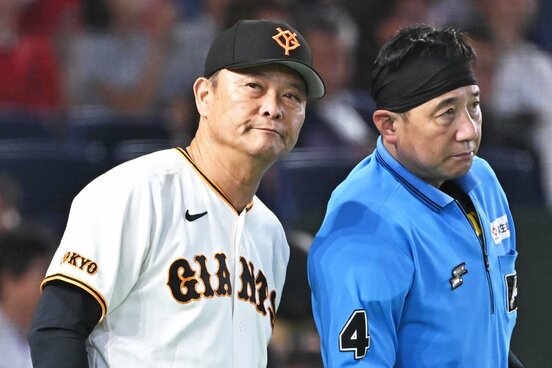 巨人・橋上監督代行(左)は現有戦力でシーズンを戦い抜くのか、それとも…