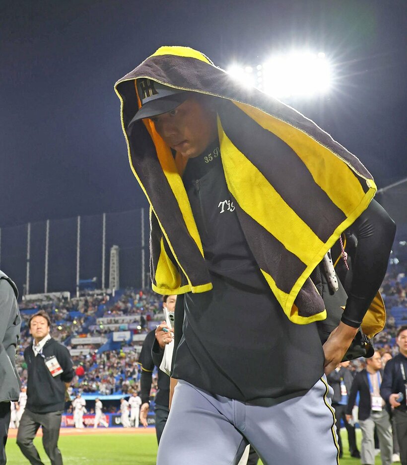 タオルをまとい、球場を後にした阪神・才木浩人