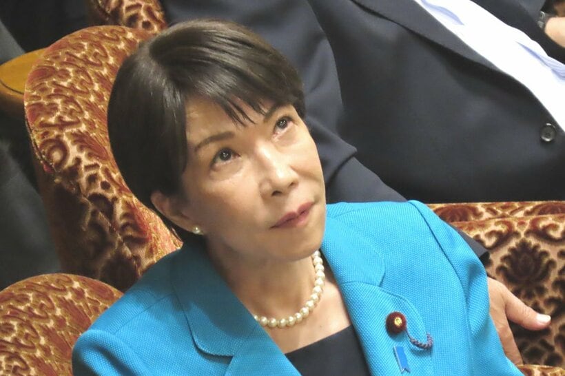 天を仰ぐ高市首相
