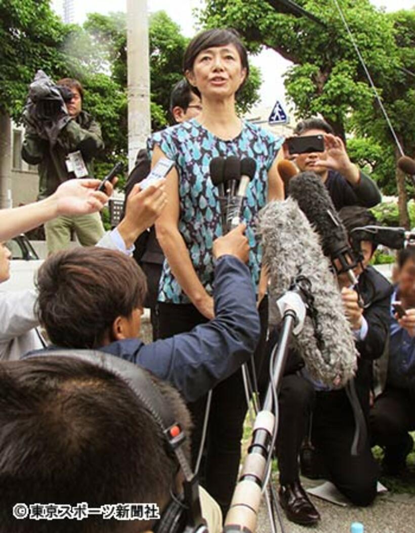 有罪判決を受けた直後、取材に応じる高樹沙耶被告