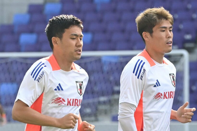 ＤＦ冨安健洋(右)とＭＦ遠藤航