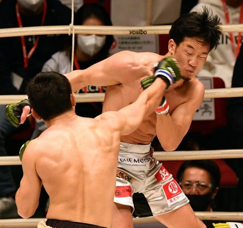 斎藤（手前）のパンチに顔をしかめる朝倉未来