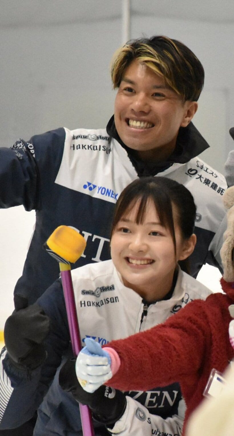 カーリング教室で指導した山口剛史と上野美優