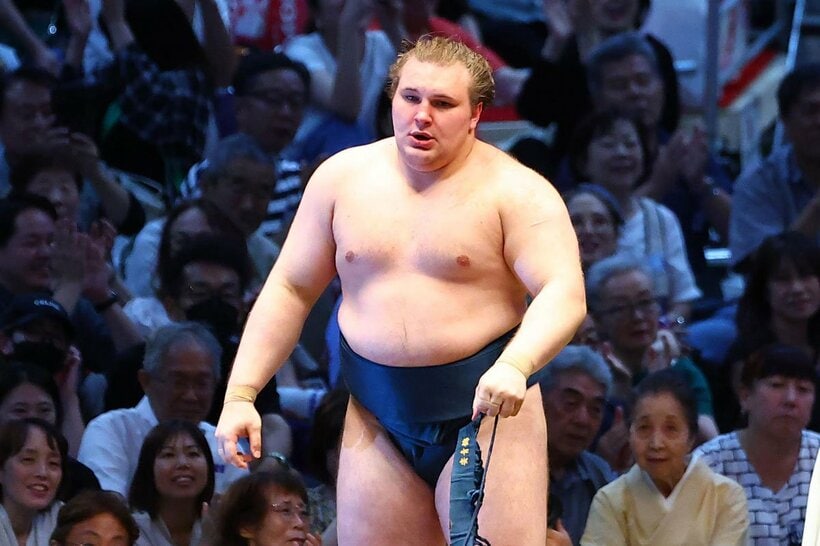 初日から３連勝の安青錦