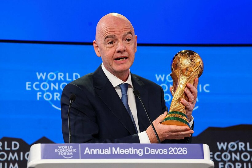 ワールドカップのトロフィーを持つFIFAのジャンニ・インファンティーノ会長（ロイター）