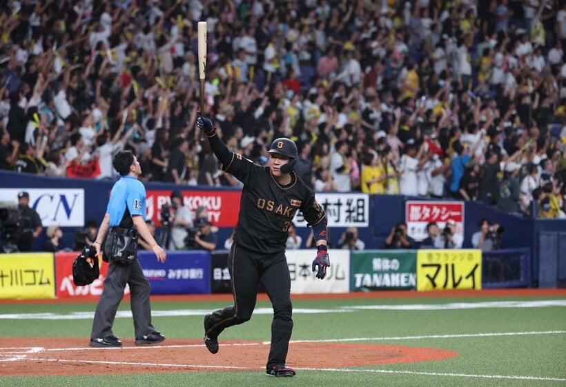 サヨナラ弾を確信しベンチにアピールする大山悠輔
