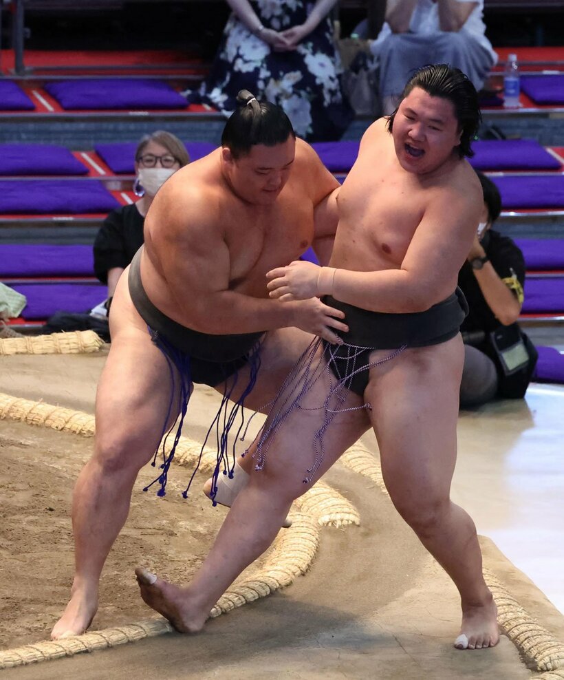  大青山（右）を寄り切った朝乃山（東スポWeb）