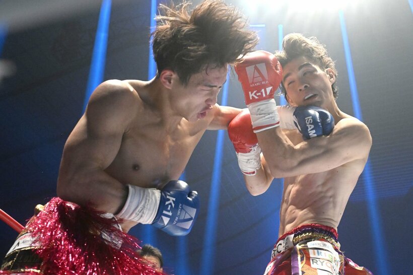 横山朋哉(左)と激闘を繰り広げたレオナ・ペタス