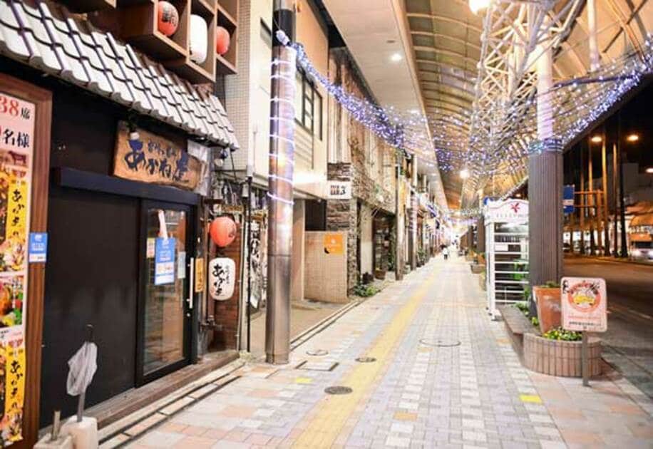  人通りが少ない宮崎市内の夜の繁華街