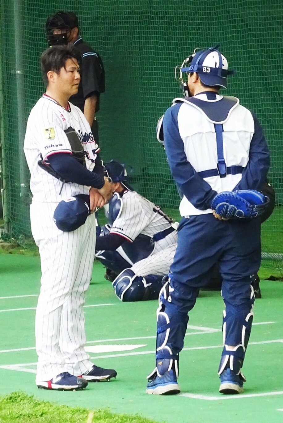  投球を受けた古田臨時コーチ(右)と話すヤクルト・清水（東スポWeb）