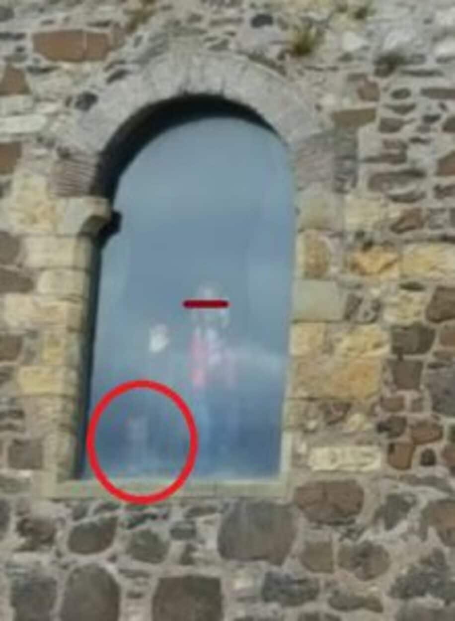 城の窓に子供の霊？