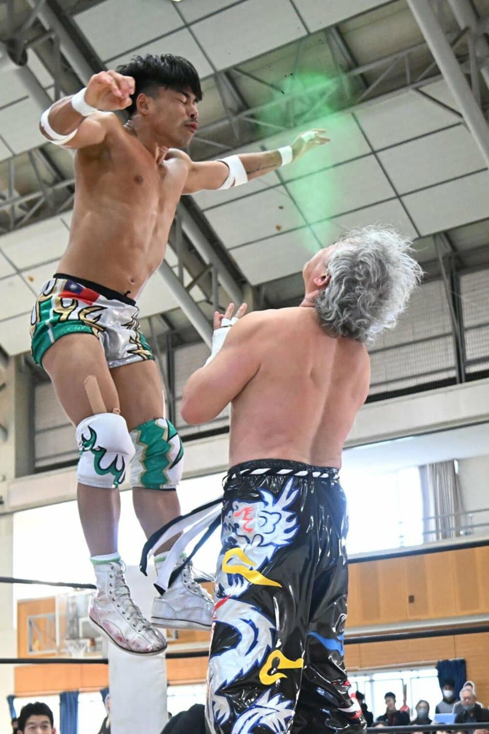毒霧を噴射するTAJIRI(右)