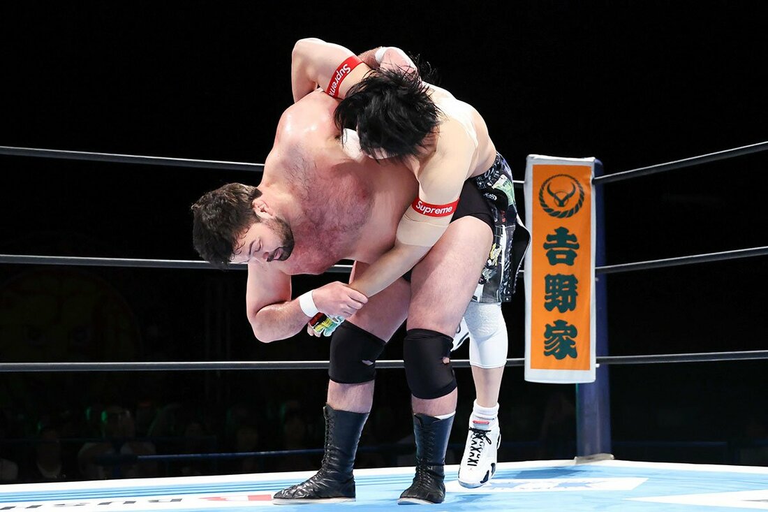 YOH(右)を払い腰で投げるウルフアロン