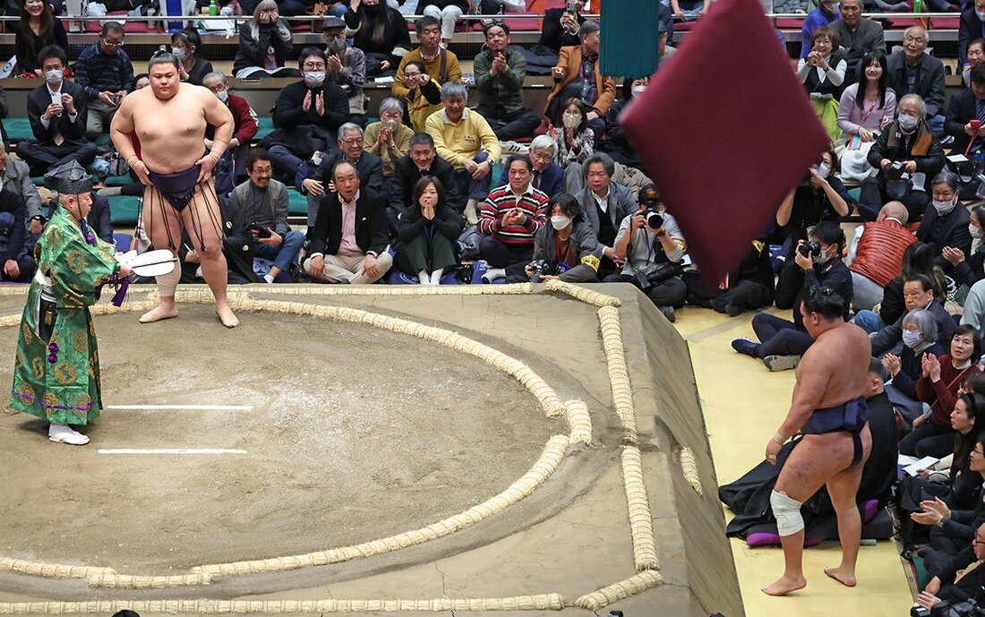 座布団が舞った両国国技館