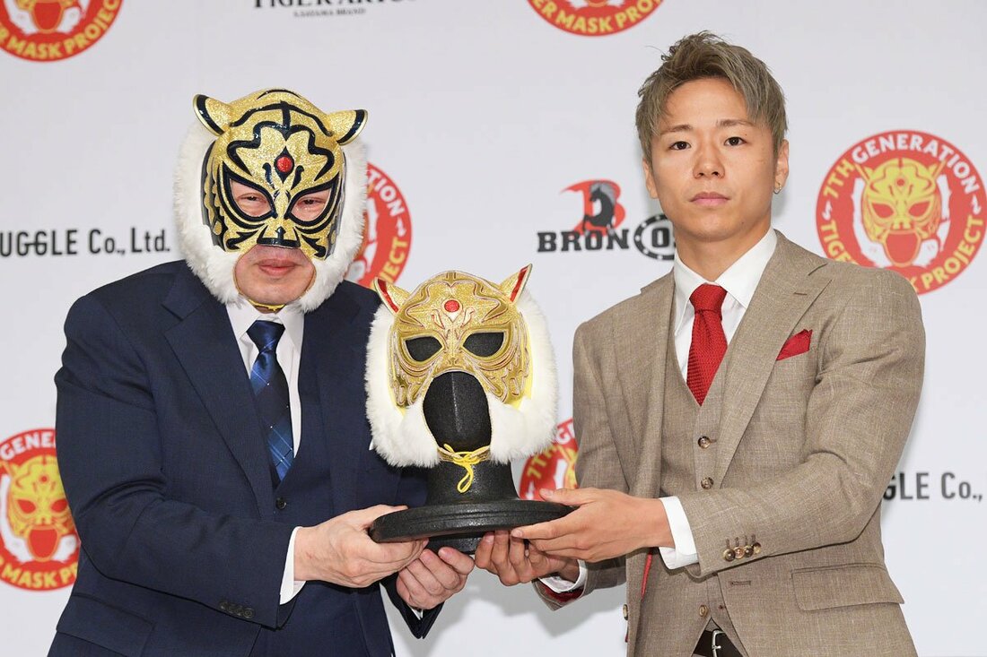 虎仮面を武尊(右)に進呈した初代タイガーマスク（2023年）