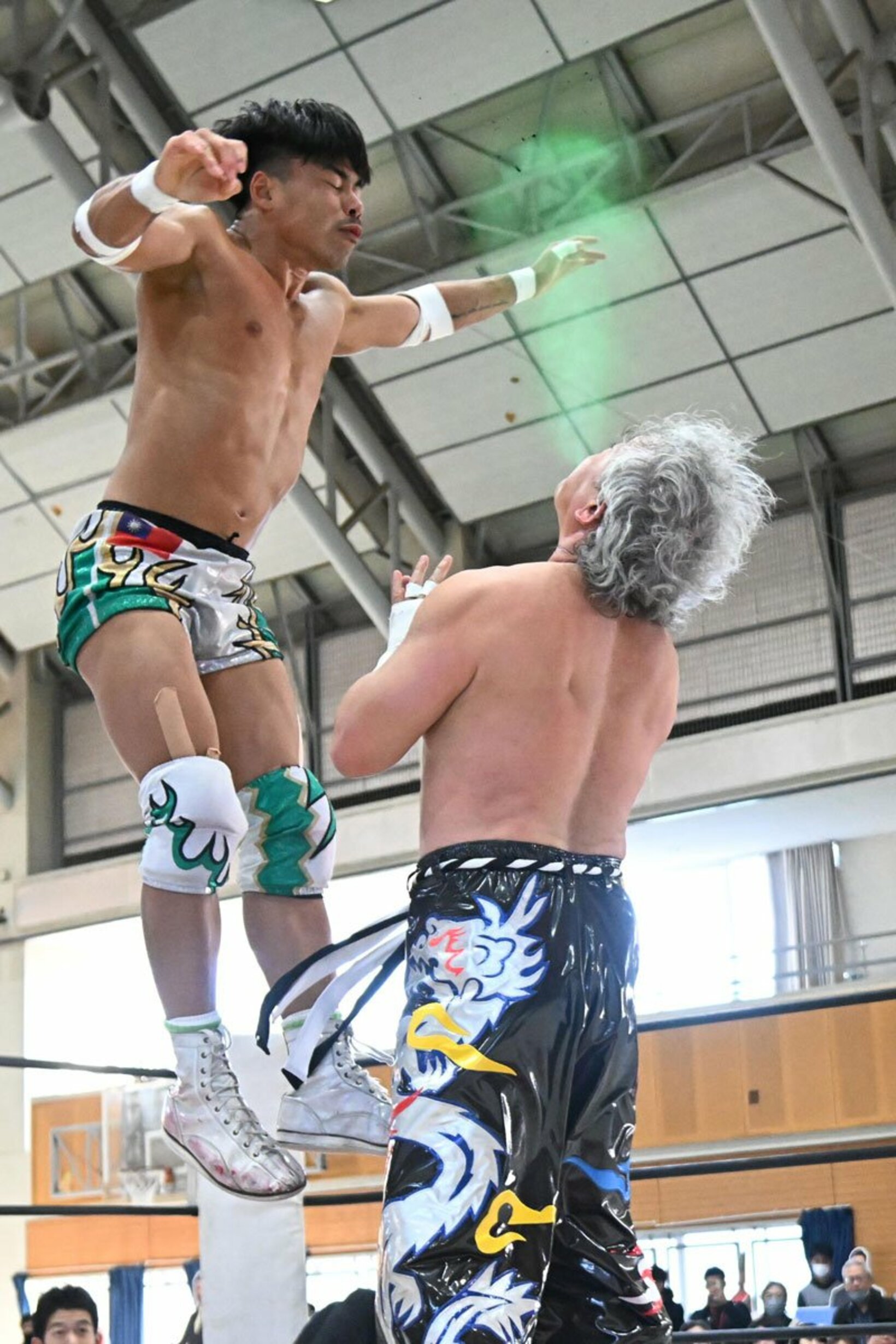 毒霧を噴射するTAJIRI（右）