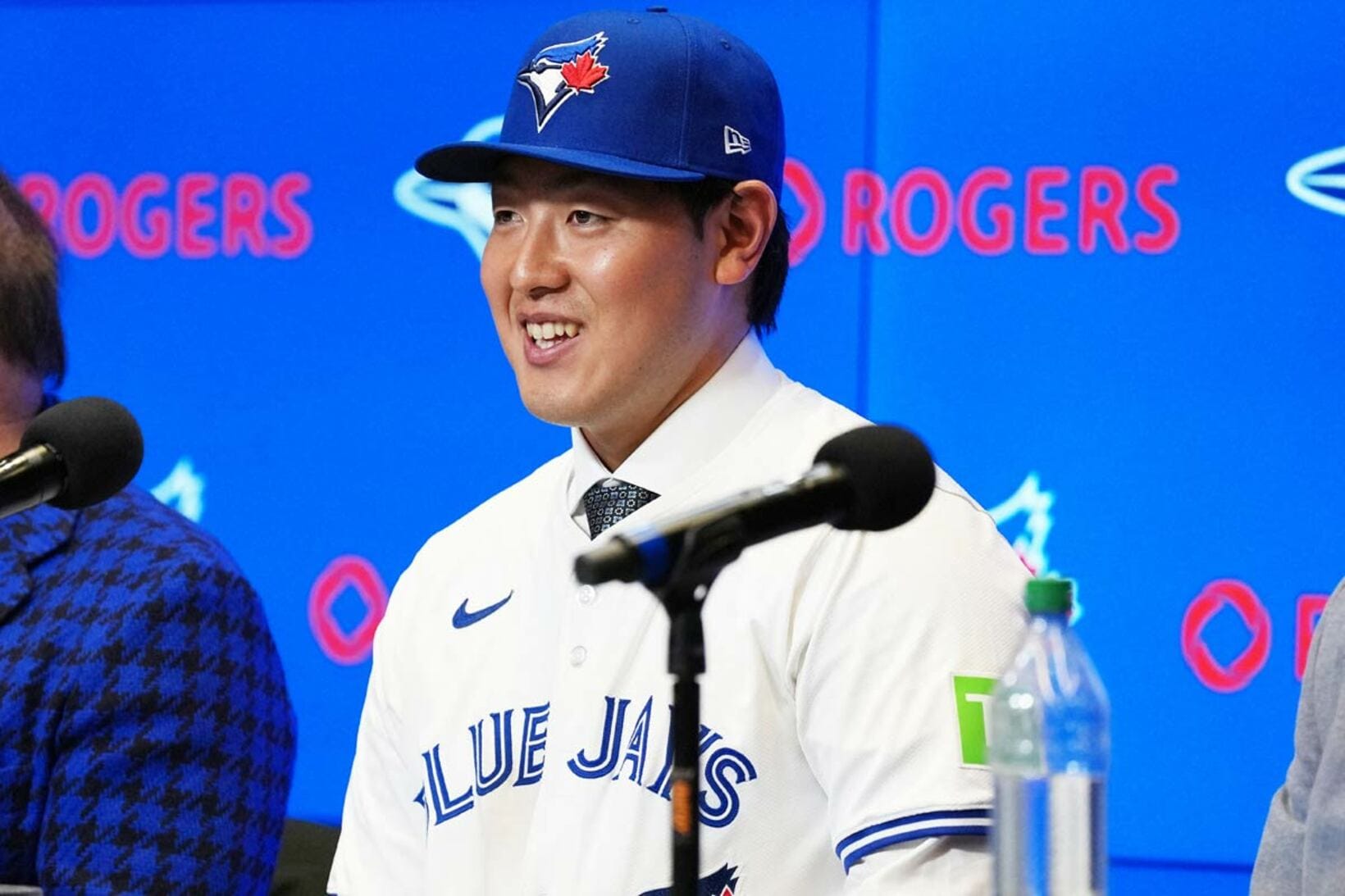 現地での入団会見で笑顔を見せた岡本和真（ロイター）