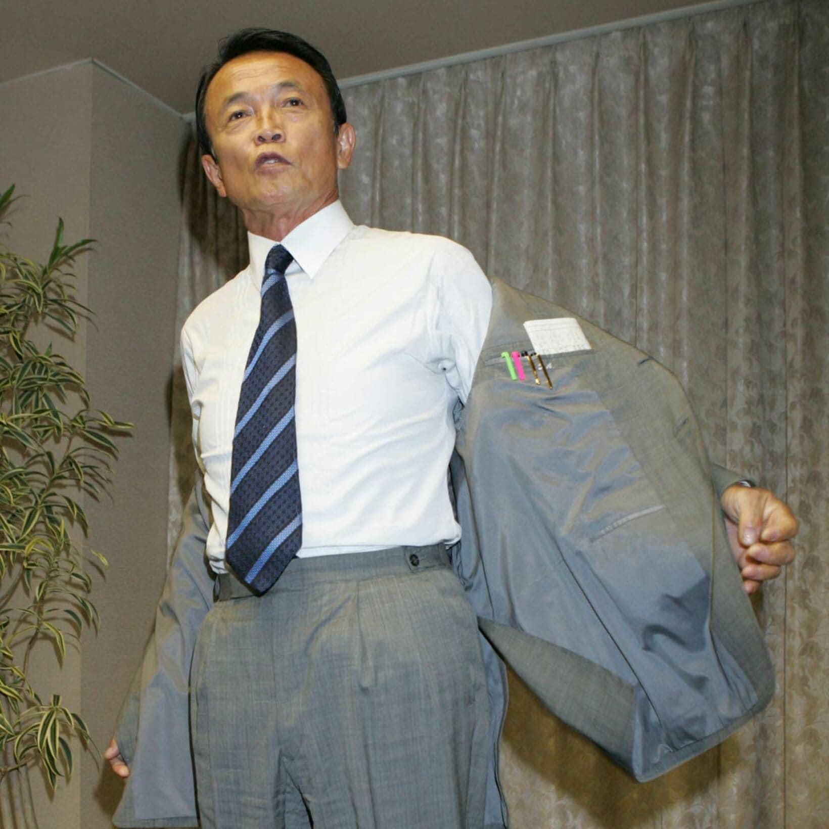 スーツの中に４本もペンを忍ばせている麻生太郎氏（2009年）