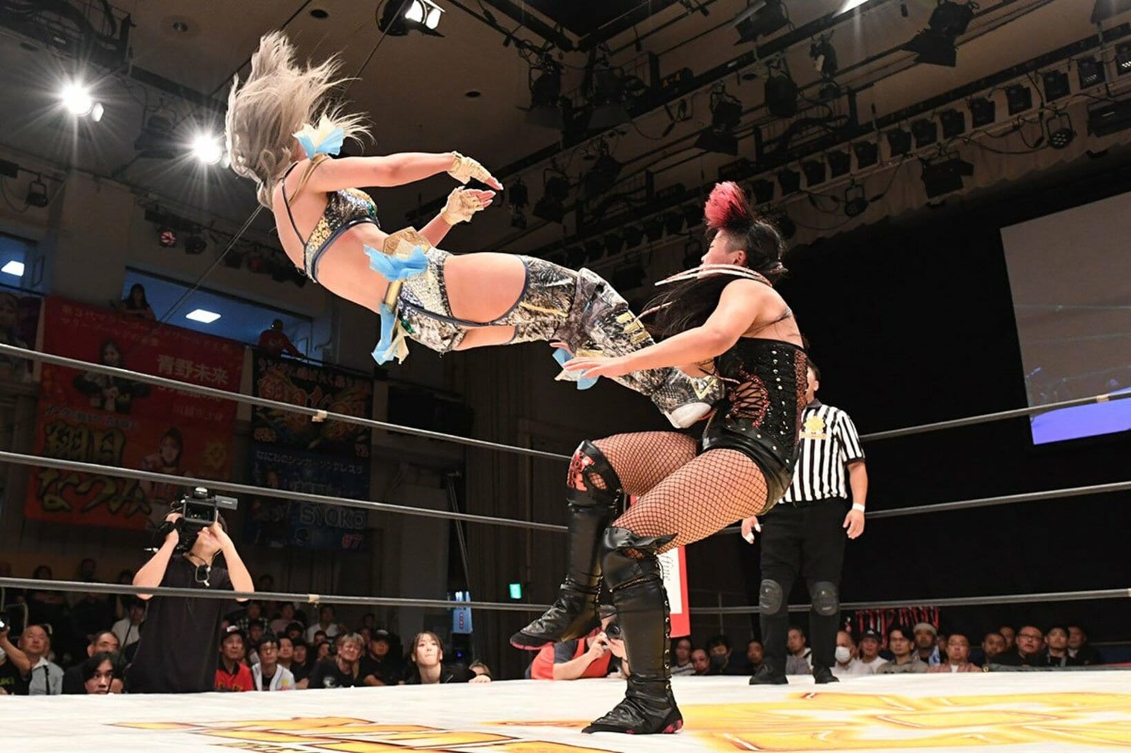 瀬戸レア(右)をミサイルキックで吹き飛ばすビクトリア弓月