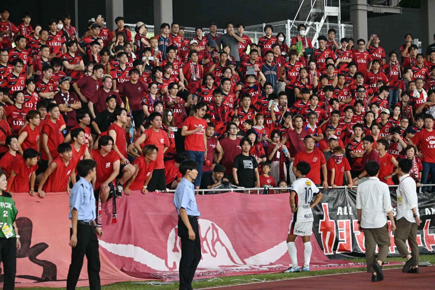 試合後に鹿島サポーターと対峙する紫崎岳