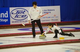  右から吉田、松村（公社 日本カーリング協会提供）