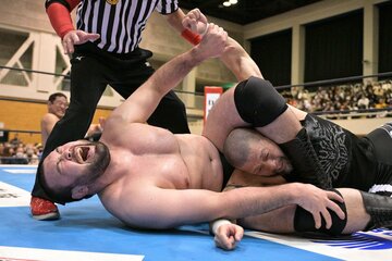 ディック東郷(右)を逆三角絞めでねじ伏せたウルフアロン