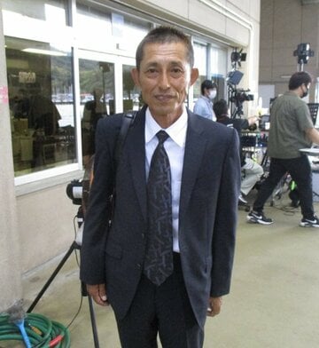  スーツ姿の今村さん