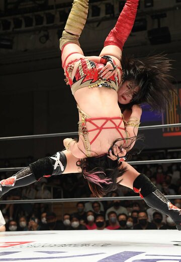  林下詩美（手前）にみちのくドライバーⅡをきめる舞華（東スポWeb）