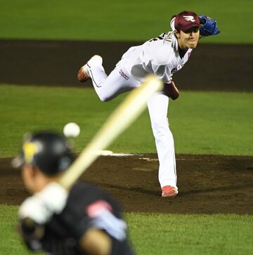  気迫の投球を見せた楽天・岸（上）