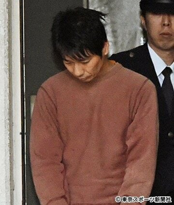 ２８日午前、送検のため警視庁城東署を出る高橋容疑者