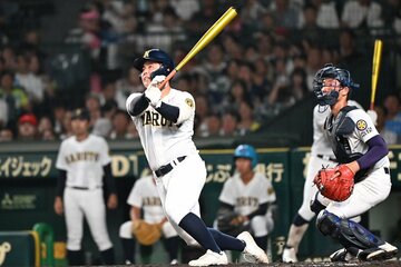 ４回、同点２ランを放つ鳴門・橋本朋来