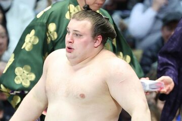 勝ち越しに望みをつないだ安青錦