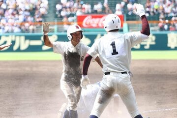 サヨナラの本塁を踏んだ日南学園・鈴木貴翔（左）