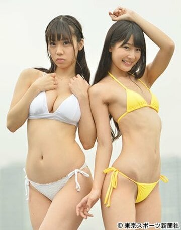 “くびれ”をアピールする鈴木ふみ奈（左）、川崎あや