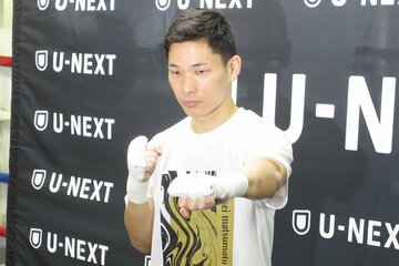 拳を突き出して初防衛へ意気込む松本流星