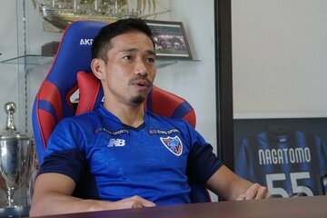  インタビューで熱弁する長友（提供：ＦＣ東京）