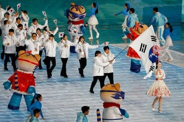 開会式で入場する韓国の選手たち(ロイター)