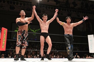 勝利した青木真也(中)を称えるHARASHIMA(右)と彰人(左)