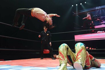 丸藤（右）にライオンサルトを決めたカズ・ハヤシ