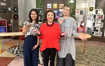 ＮＨＫ－ＢＳ「歌える！青春のベストソング」に出演した麻倉未稀（中）。左は宮本真智アナウンサー、右はハラミちゃん