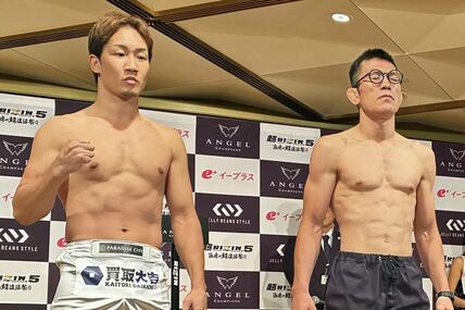 計量をクリアした朝倉未来(左)と青木真也
