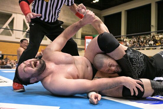 ディック東郷(右)を逆三角絞めでねじ伏せたウルフアロン