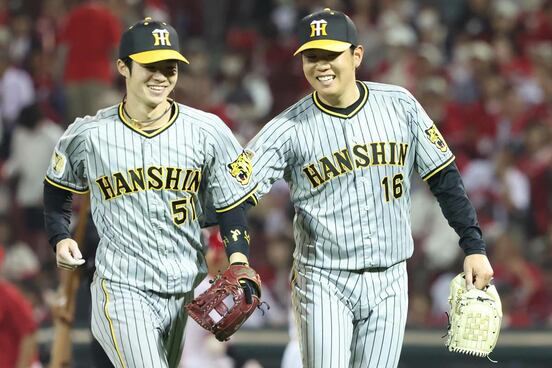 中野（左）の好捕をたたえる西勇輝