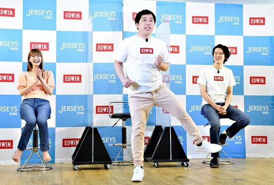  左から生見愛瑠、せいや、粗品