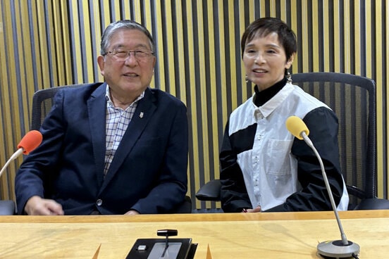 東京・ニッポン放送で徳光和夫(左)の番組に出演した高田みづえさん