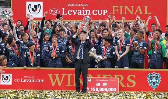優勝した福岡の選手とカップを掲げる長谷部茂利監督(中央）