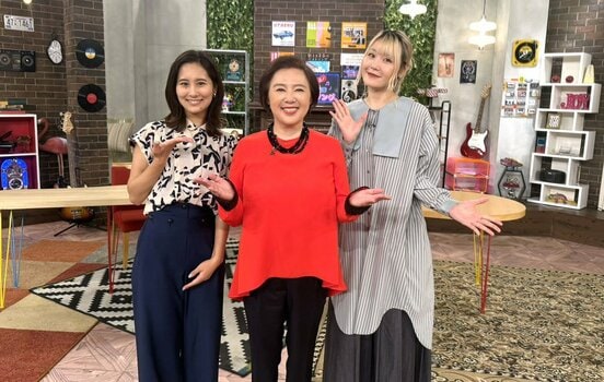 NHK-BS「歌える!青春のベストソング」に出演した麻倉未稀(中)。左は宮本真智アナウンサー、右はハラミちゃん